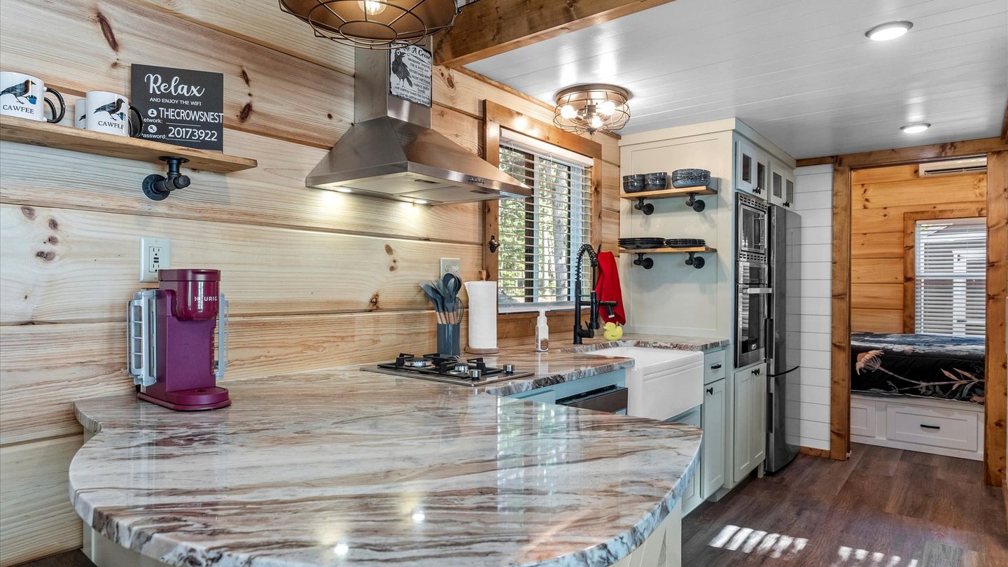 Peaceful Mountain Tiny Home with Breathtaking Valley Views & Fireplace Near Lookout Mountain, Menlo GA