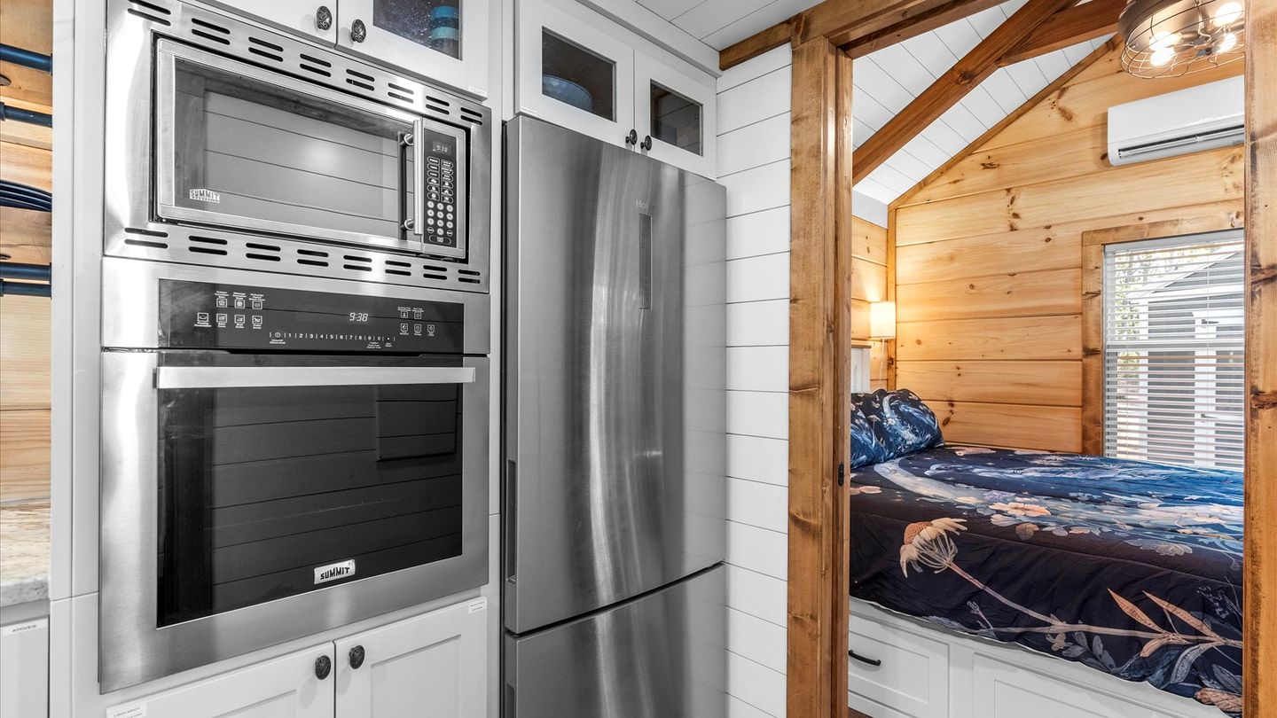 Peaceful Mountain Tiny Home with Breathtaking Valley Views & Fireplace Near Lookout Mountain, Menlo GA