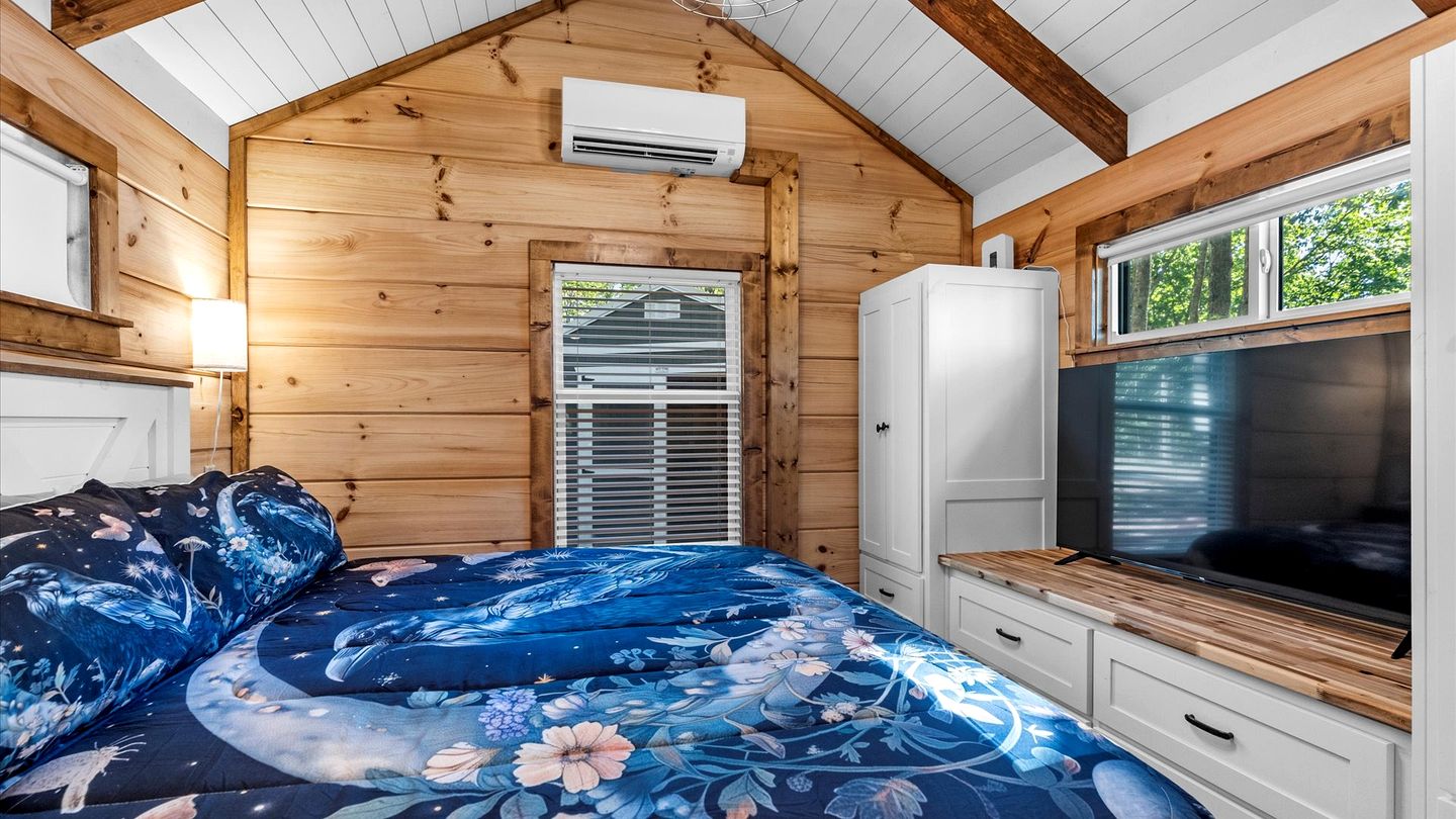 Peaceful Mountain Tiny Home with Breathtaking Valley Views & Fireplace Near Lookout Mountain, Menlo GA