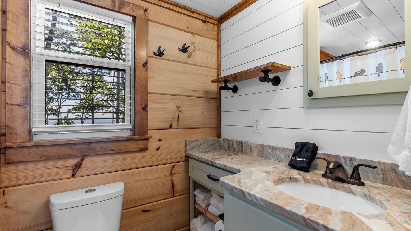 Peaceful Mountain Tiny Home with Breathtaking Valley Views & Fireplace Near Lookout Mountain, Menlo GA