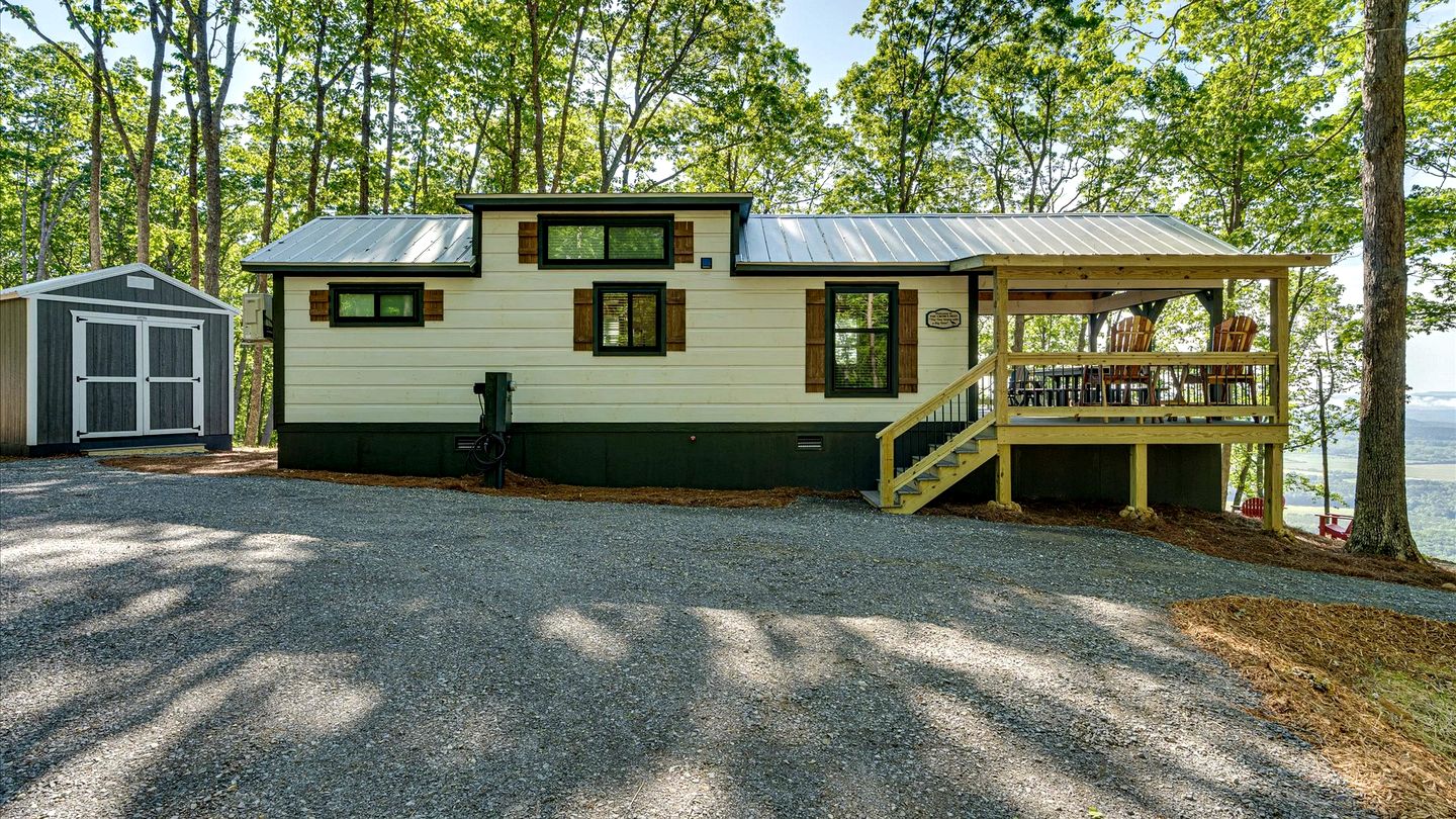 Peaceful Mountain Tiny Home with Breathtaking Valley Views & Fireplace Near Lookout Mountain, Menlo GA