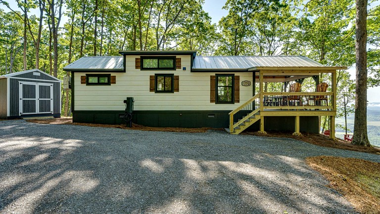 Peaceful Mountain Tiny Home with Breathtaking Valley Views & Fireplace Near Lookout Mountain, Menlo GA