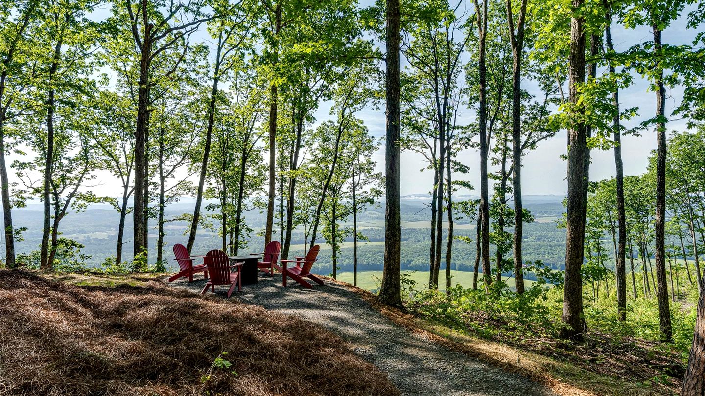 Peaceful Mountain Tiny Home with Breathtaking Valley Views & Fireplace Near Lookout Mountain, Menlo GA
