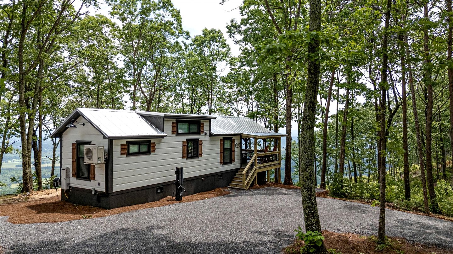 Peaceful Mountain Tiny Home with Breathtaking Valley Views & Fireplace Near Lookout Mountain, Menlo GA