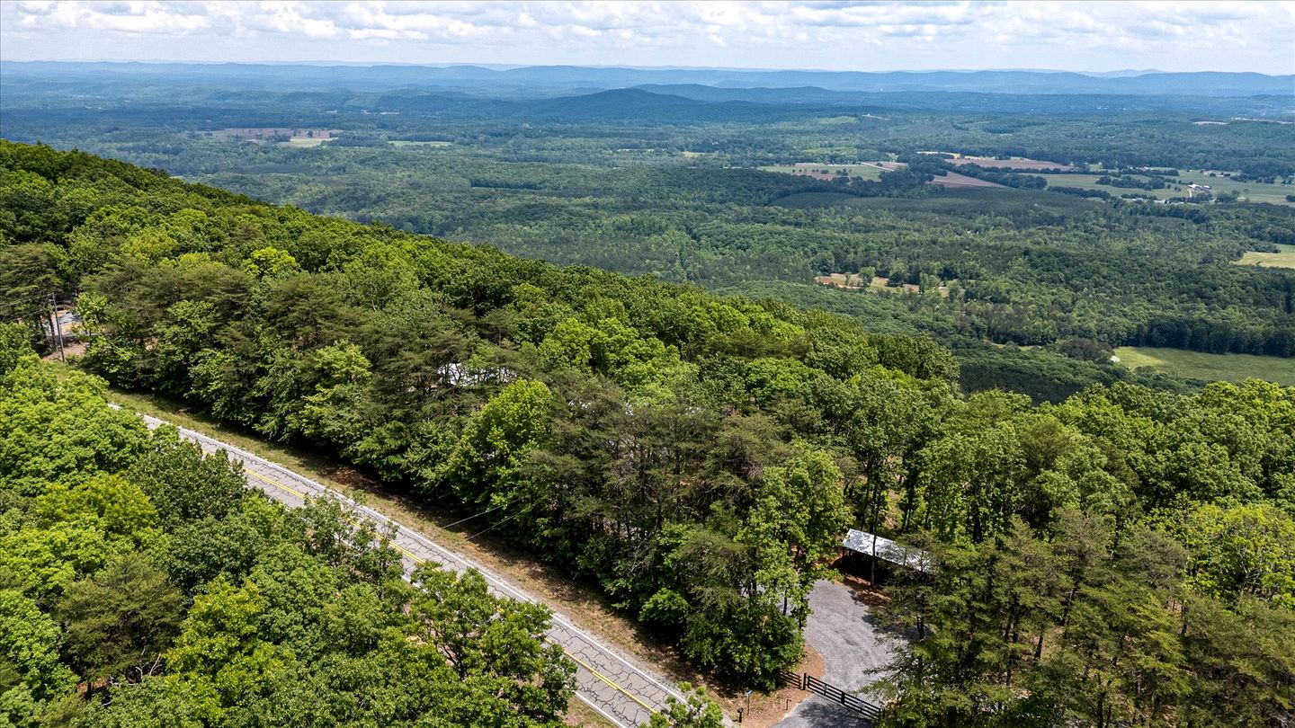 Peaceful Mountain Tiny Home with Breathtaking Valley Views & Fireplace Near Lookout Mountain, Menlo GA