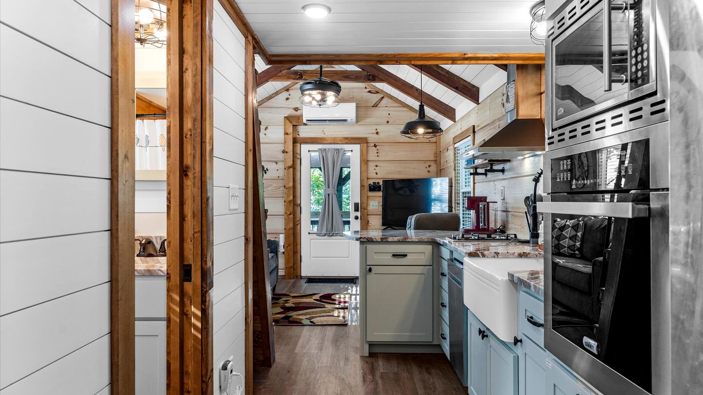 Peaceful Mountain Tiny Home with Breathtaking Valley Views & Fireplace Near Lookout Mountain, Menlo GA