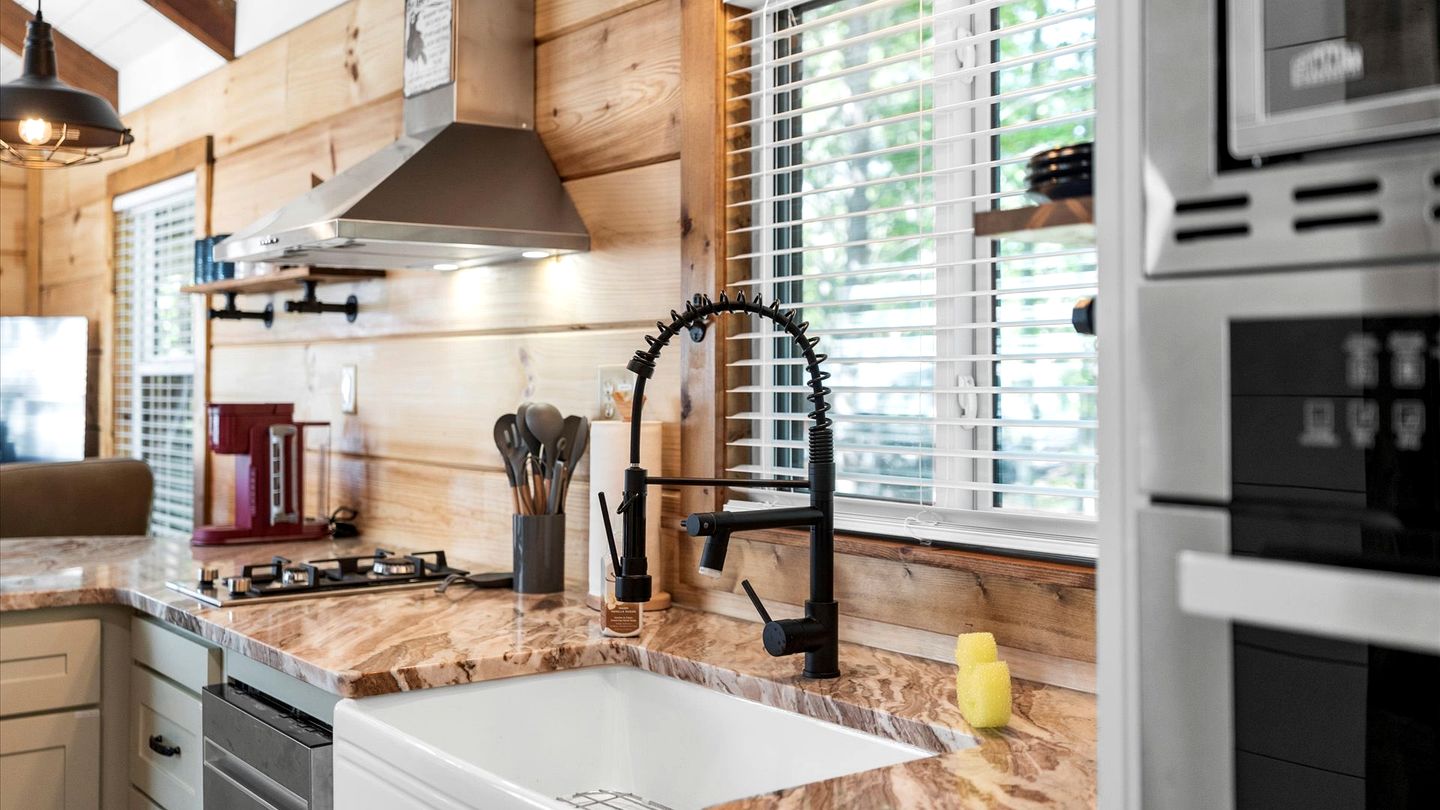 Peaceful Mountain Tiny Home with Breathtaking Valley Views & Fireplace Near Lookout Mountain, Menlo GA