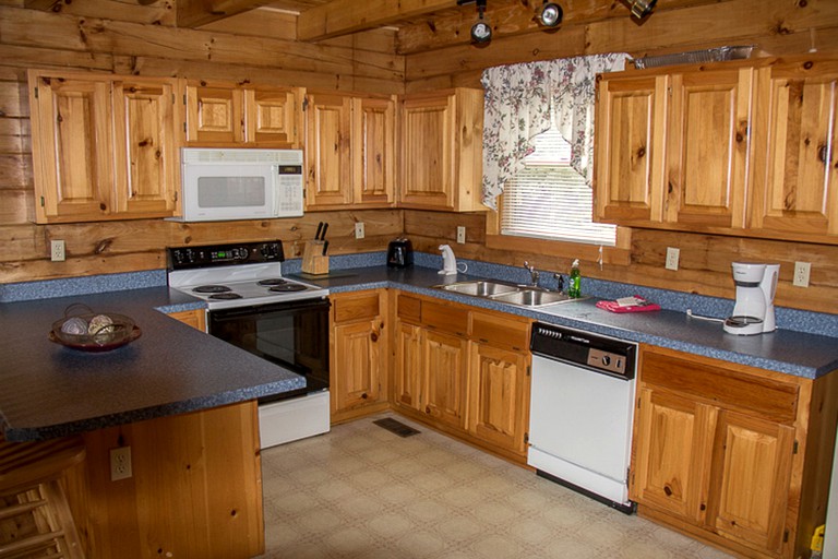 Rustic 2 Bedroom Cabin for Glamping Vacations in the Great Smoky Mountains