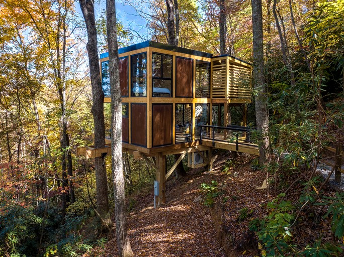 Enchanted Geometric Treehouse with 360° Windows & Hot Tub Near Highlands, NC