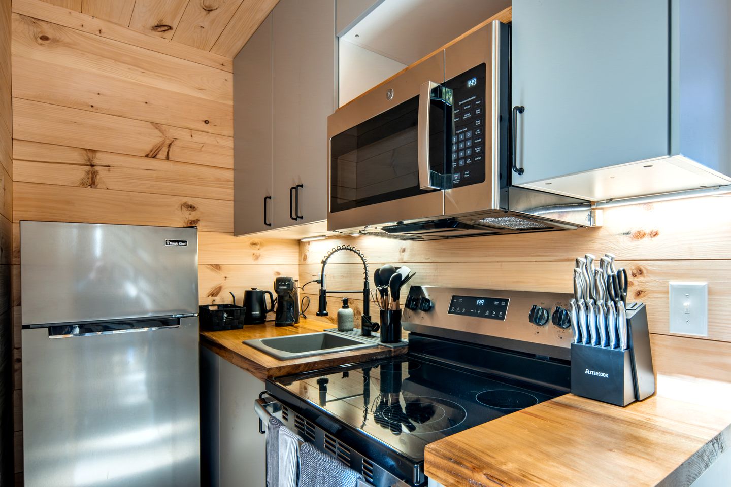 Enchanted Geometric Treehouse with 360° Windows & Hot Tub Near Highlands, NC