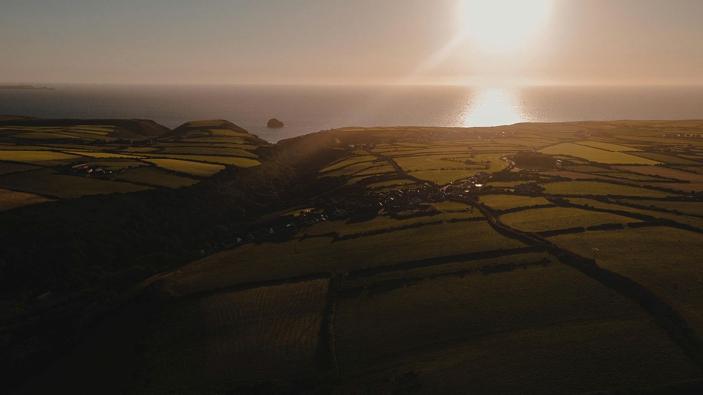 Enchanted Woodland Cabin Haven near Tintagel Waterfall in Cornwall