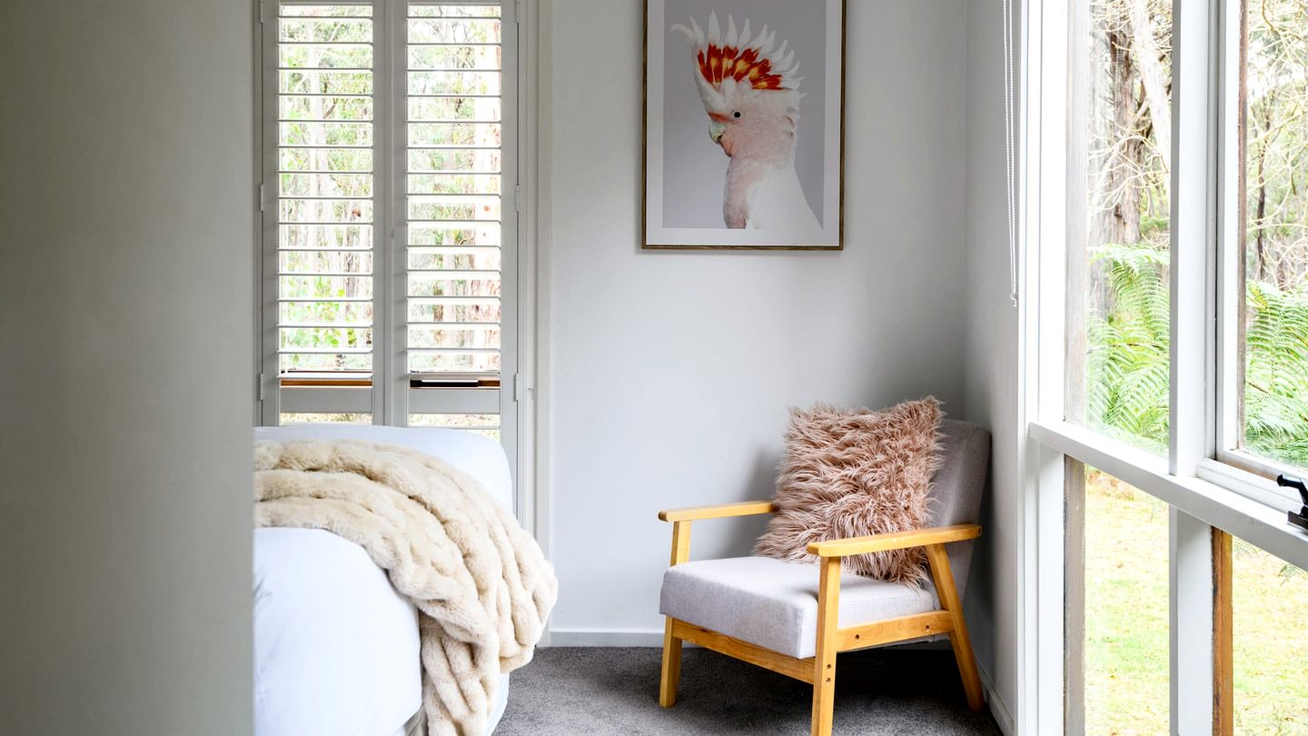 Elegant Cottage with Equipped Porch in Victoria