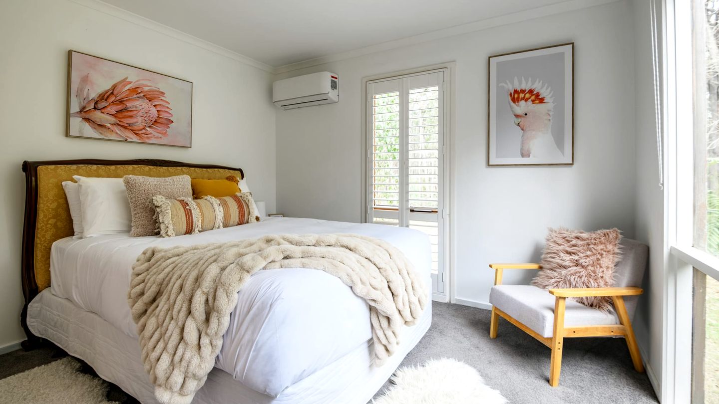 Elegant Cottage with Equipped Porch in Victoria
