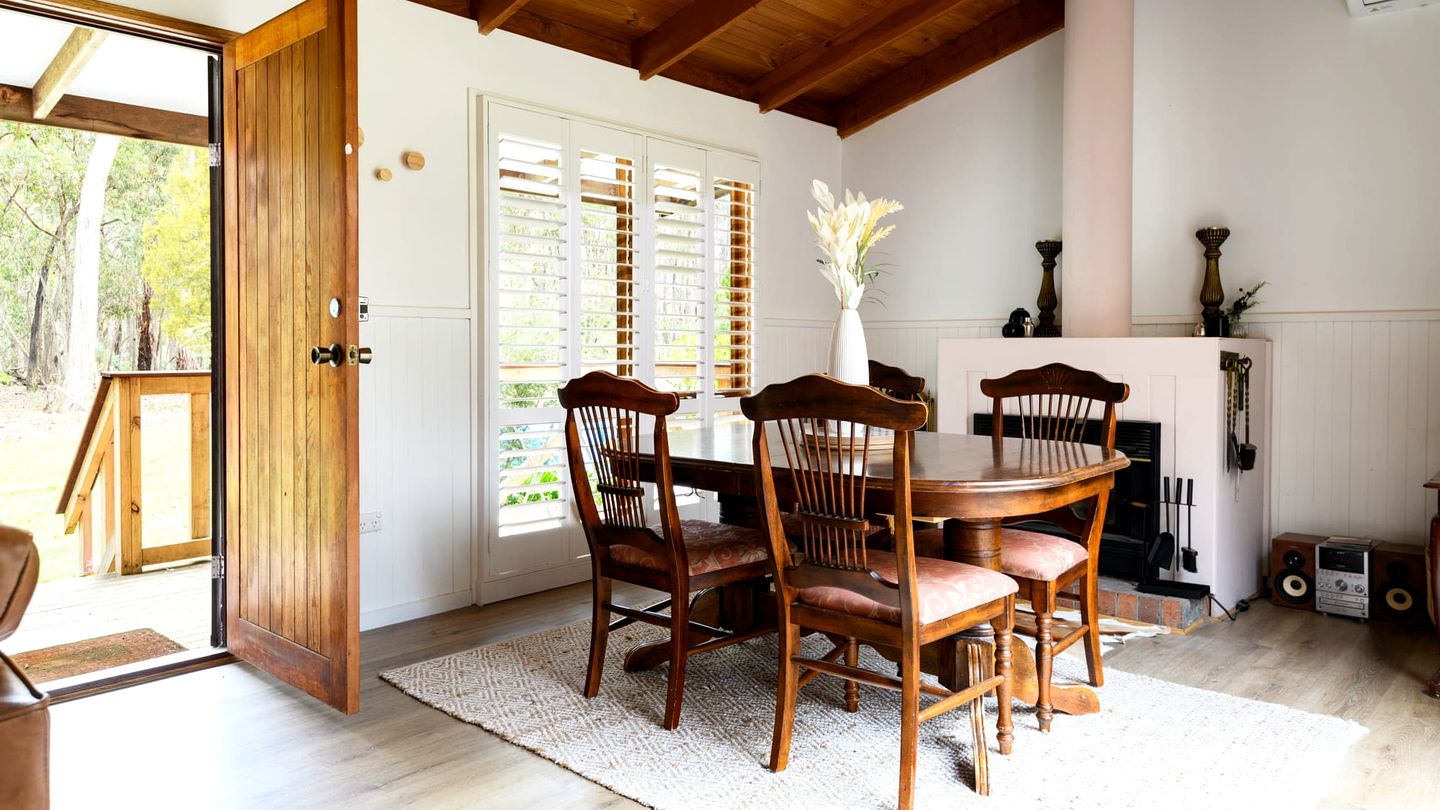 Elegant Cottage with Equipped Porch in Victoria