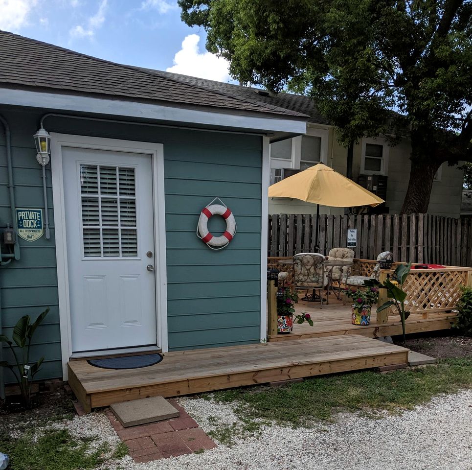 Peaceful Cottage Stay with Private Deck and Grilling Areas in Bacliff, Texas