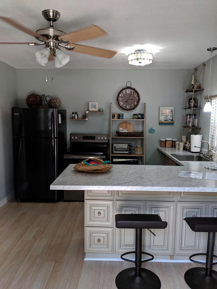 Peaceful Cottage Stay with Private Deck and Grilling Areas in Bacliff, Texas