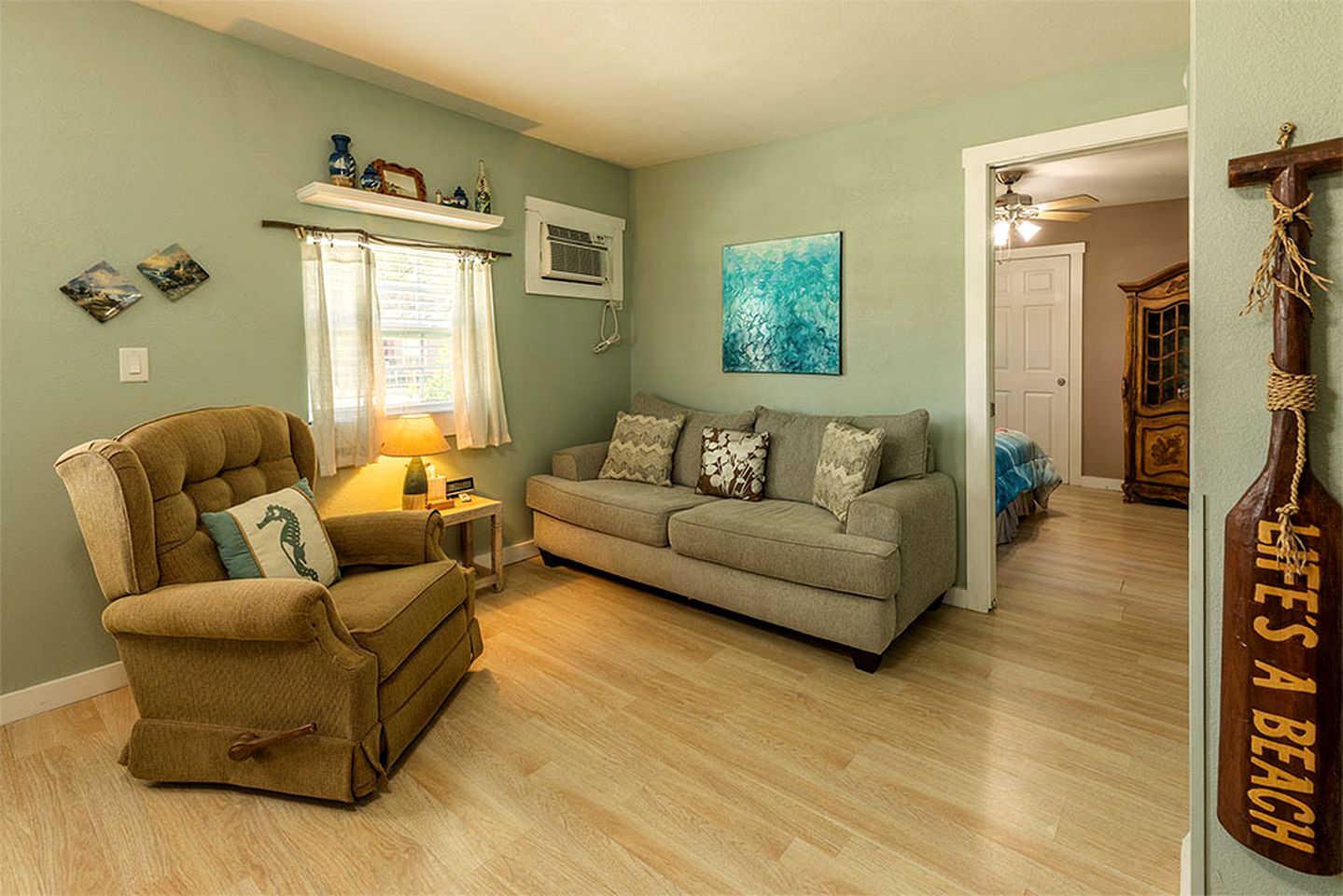 Peaceful Cottage Stay with Private Deck and Grilling Areas in Bacliff, Texas