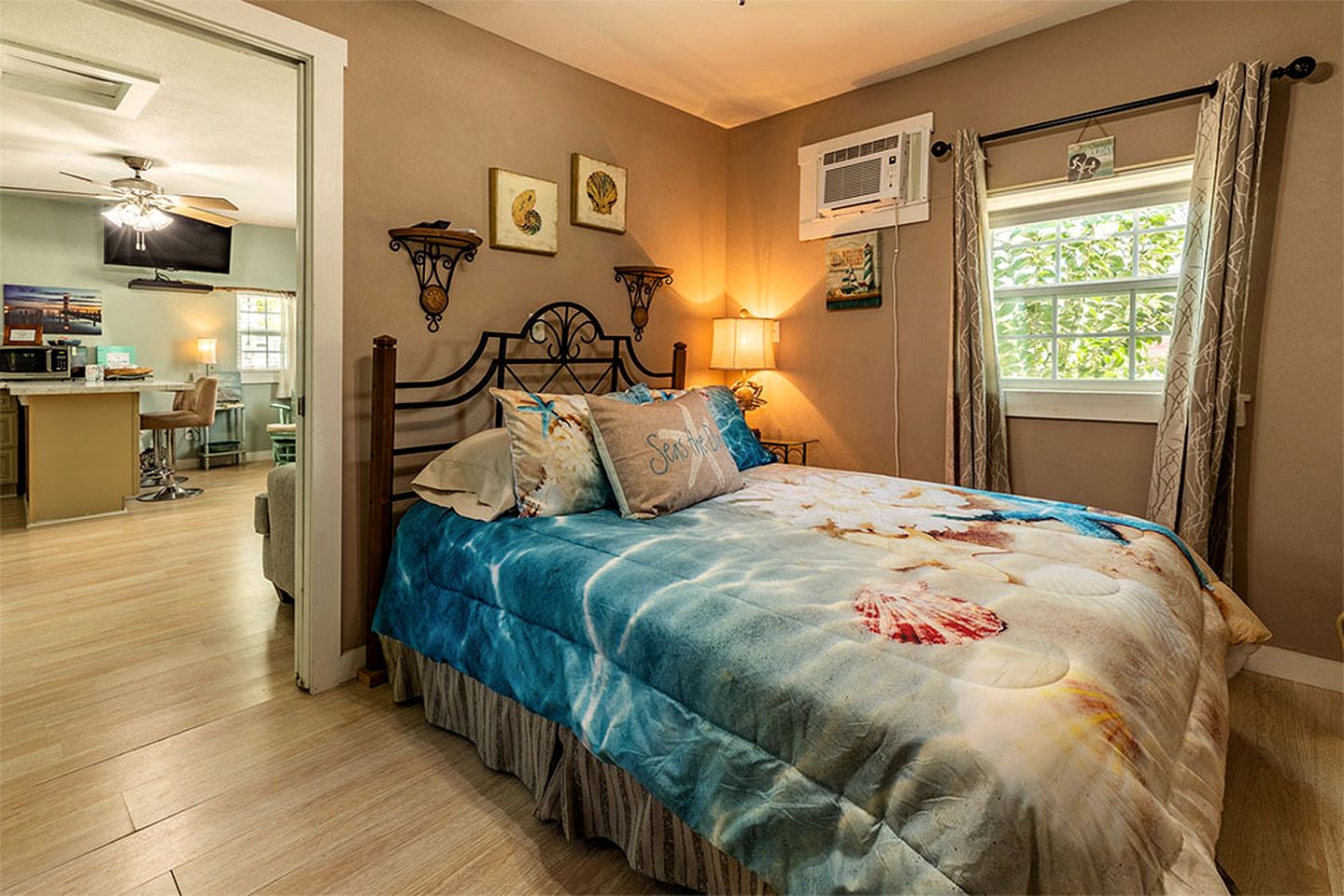 Peaceful Cottage Stay with Private Deck and Grilling Areas in Bacliff, Texas