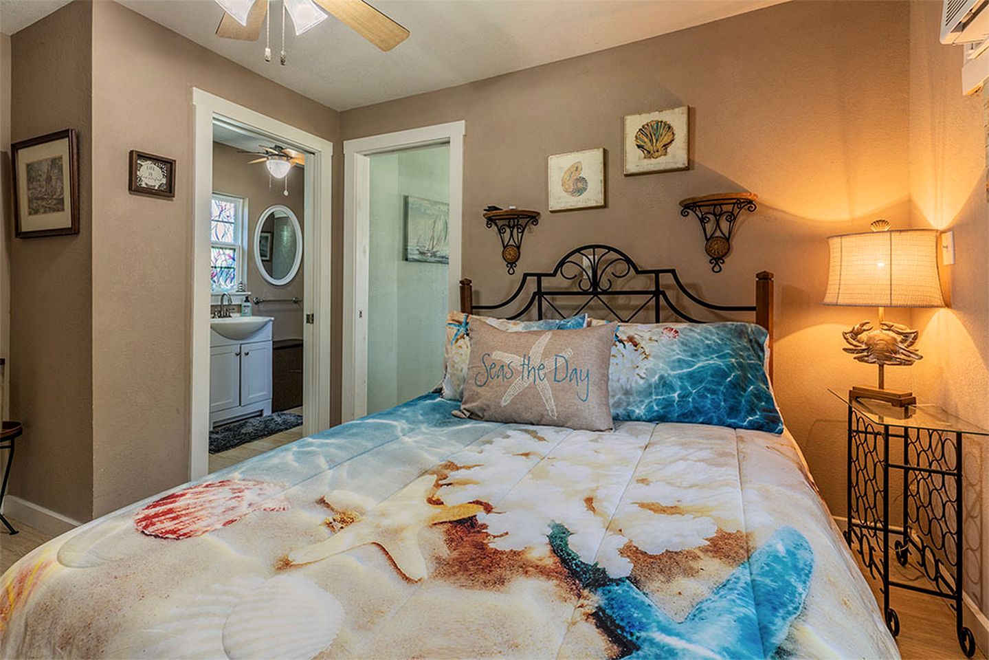Peaceful Cottage Stay with Private Deck and Grilling Areas in Bacliff, Texas
