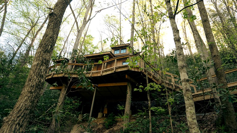 Amazing Secluded Tree House with Fire Pit in Gatlinburg, Tennessee