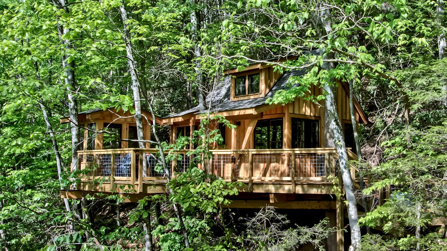 Amazing Secluded Tree House with Fire Pit in Gatlinburg, Tennessee