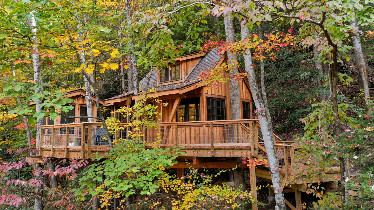 Amazing Secluded Tree House with Fire Pit in Gatlinburg, Tennessee