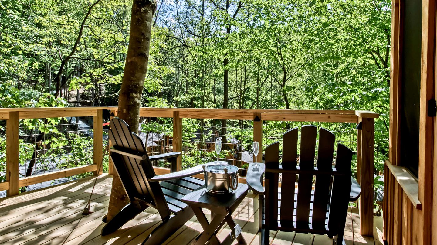 Amazing Secluded Tree House with Fire Pit in Gatlinburg, Tennessee