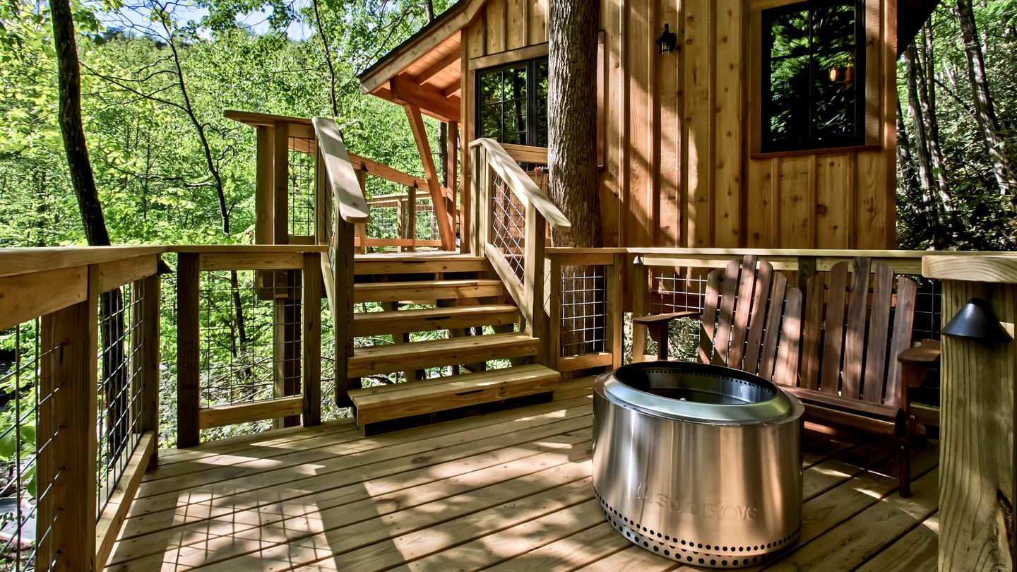 Amazing Secluded Tree House with Fire Pit in Gatlinburg, Tennessee