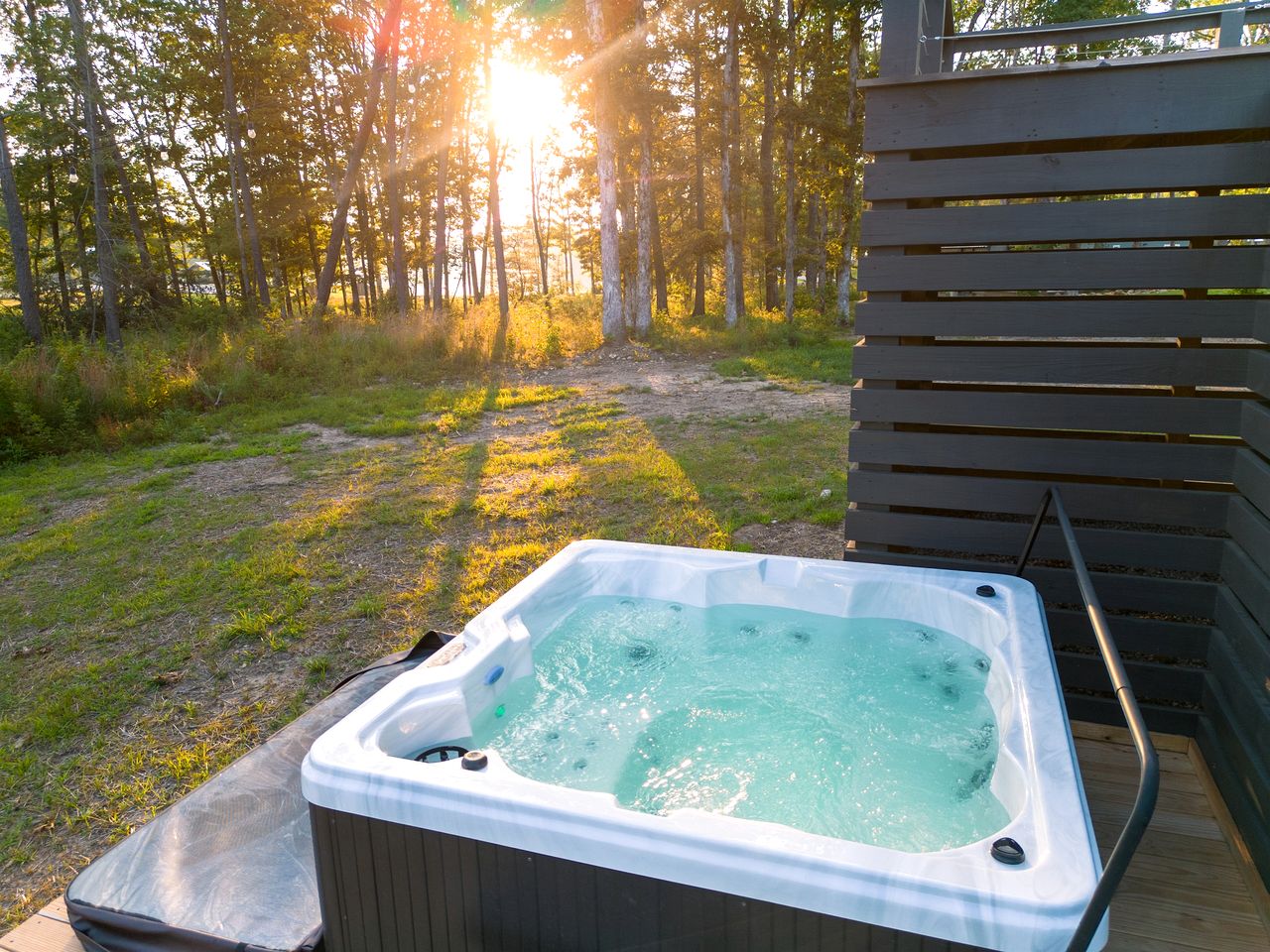 Delightful Cabin with Fire Pit and Hot-tub in Tracy City, Tennessee