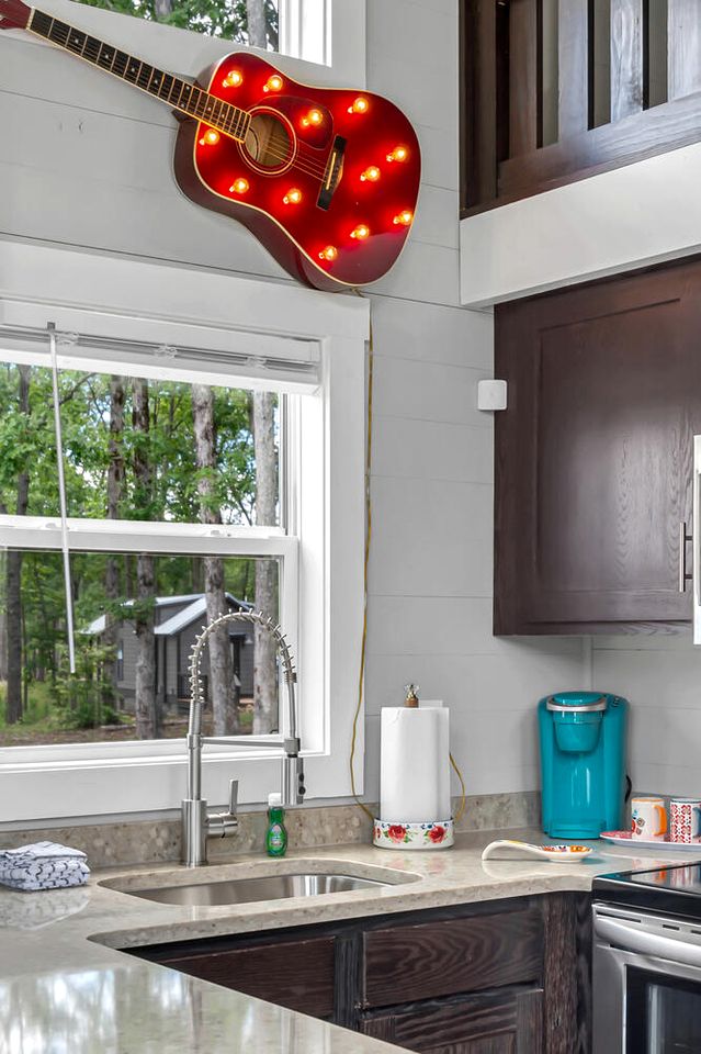 Delightful Cabin with Fire Pit and Hot-tub in Tracy City, Tennessee