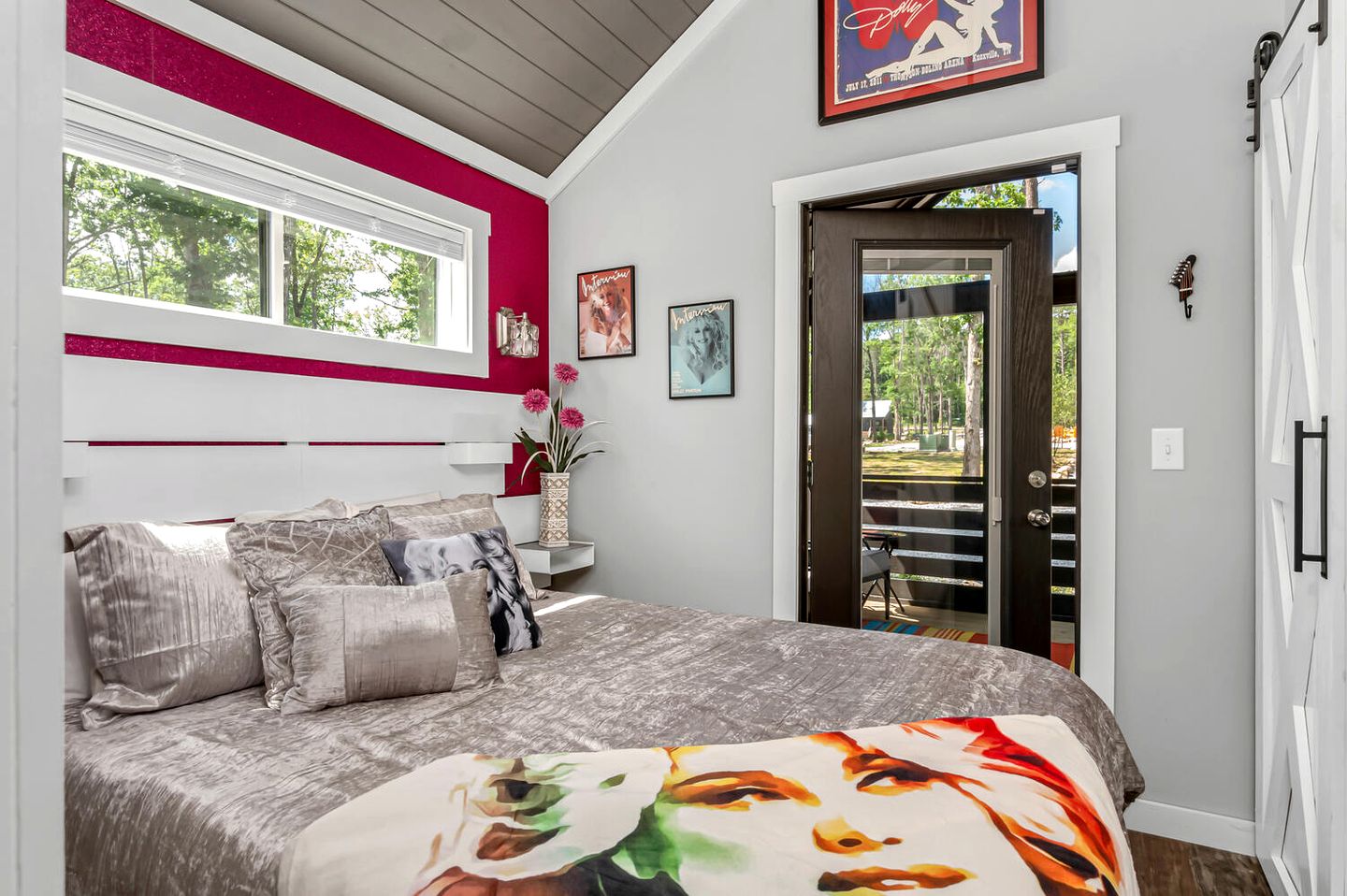 Delightful Cabin with Fire Pit and Hot-tub in Tracy City, Tennessee