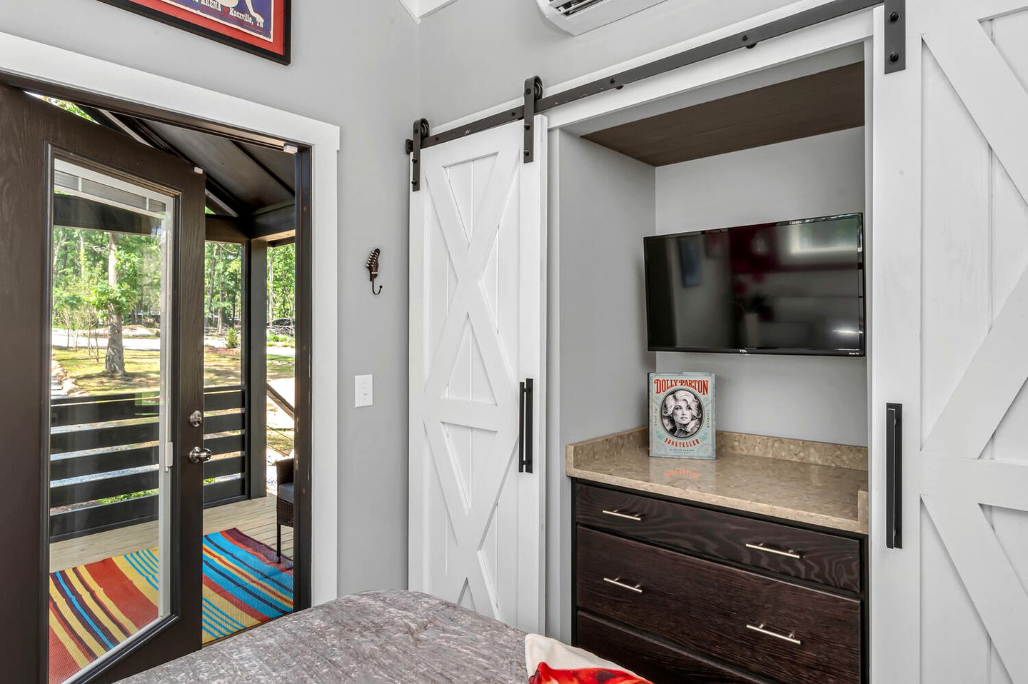 Delightful Cabin with Fire Pit and Hot-tub in Tracy City, Tennessee