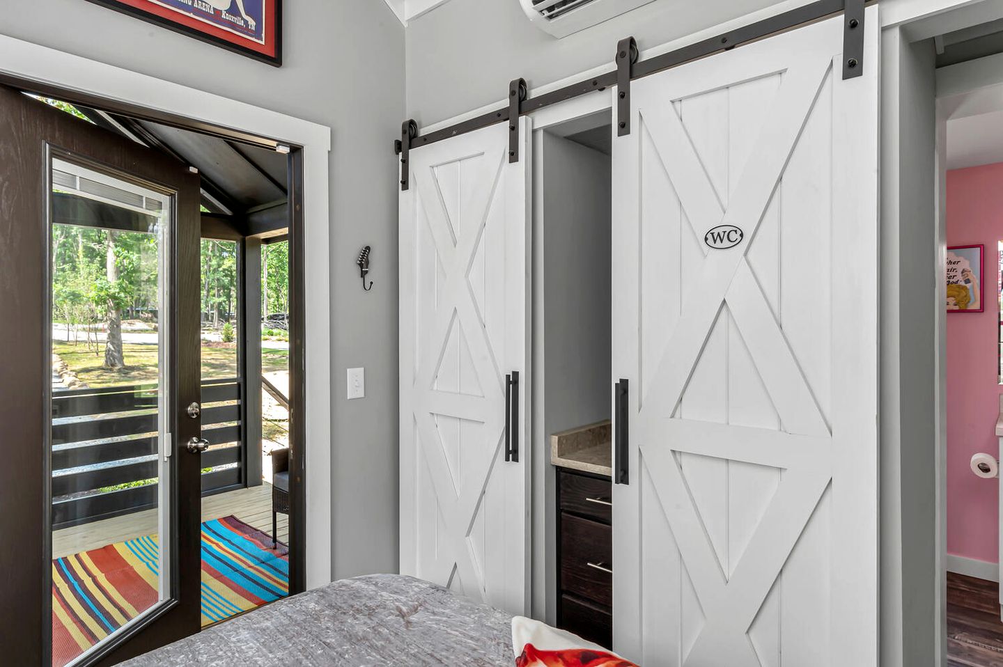 Delightful Cabin with Fire Pit and Hot-tub in Tracy City, Tennessee