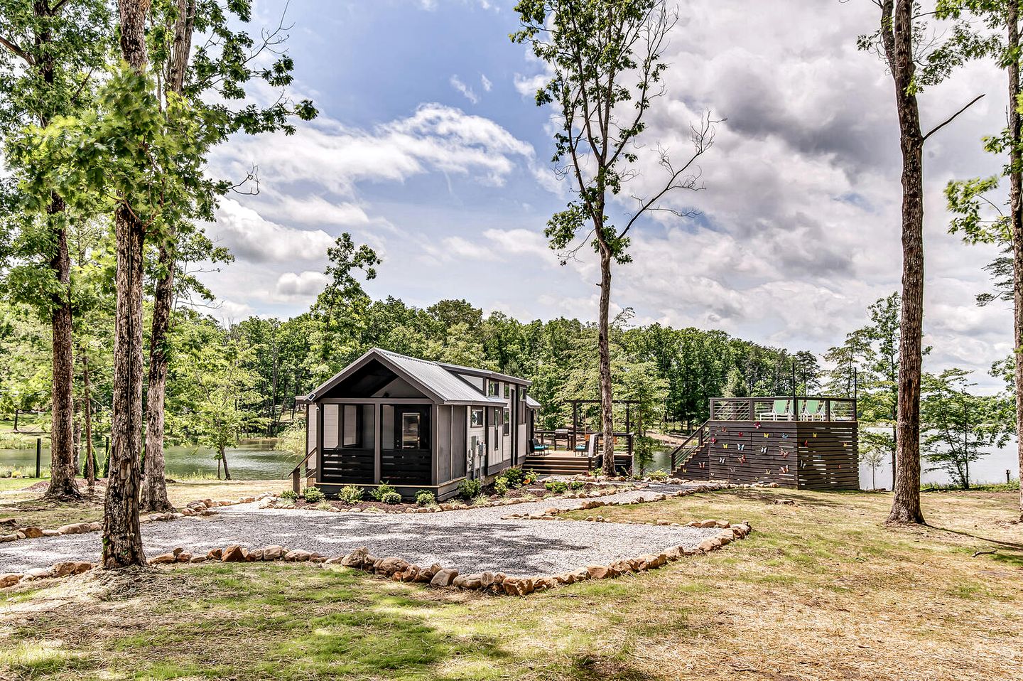 Delightful Cabin with Fire Pit and Hot-tub in Tracy City, Tennessee