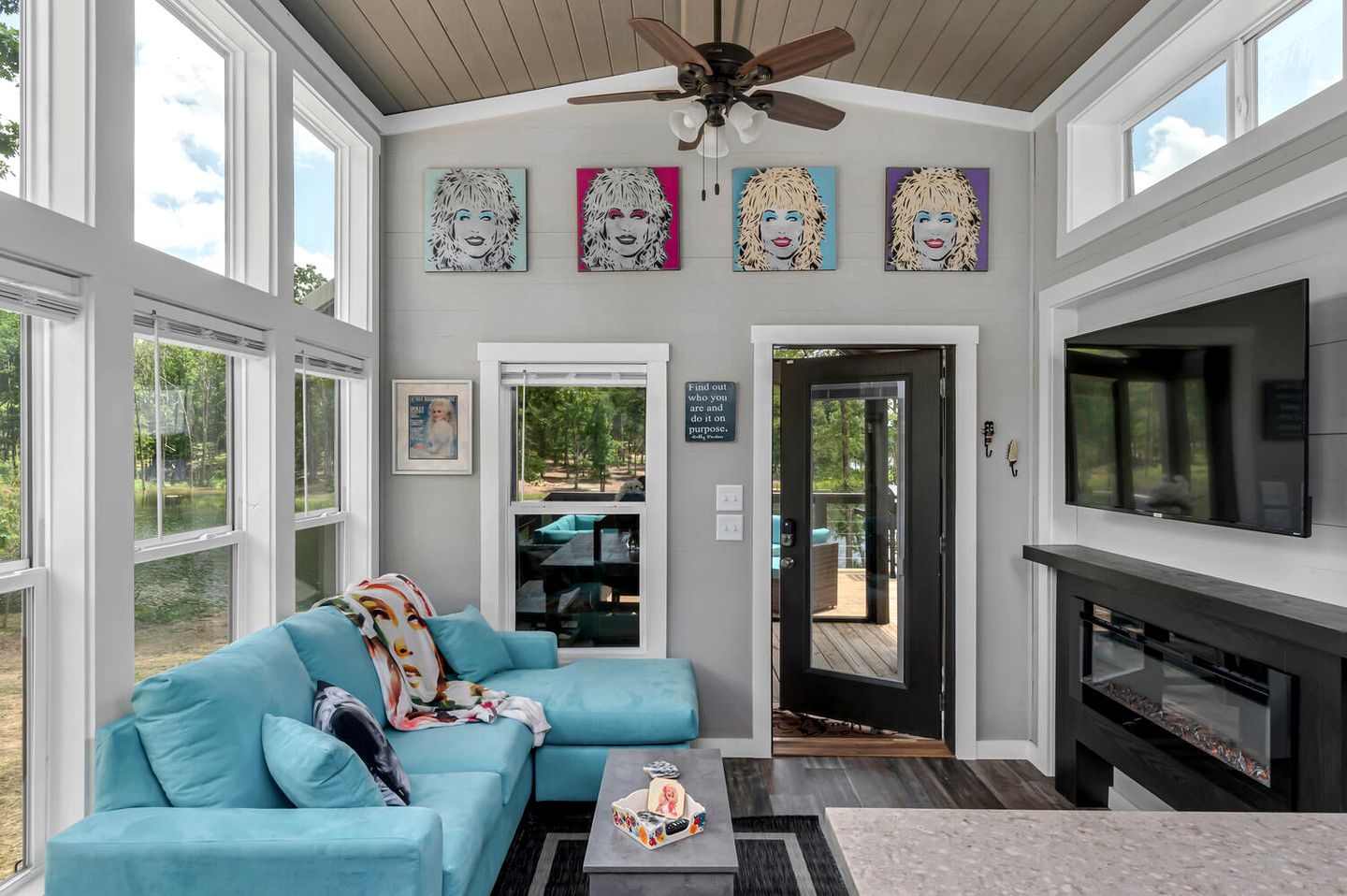 Delightful Cabin with Fire Pit and Hot-tub in Tracy City, Tennessee