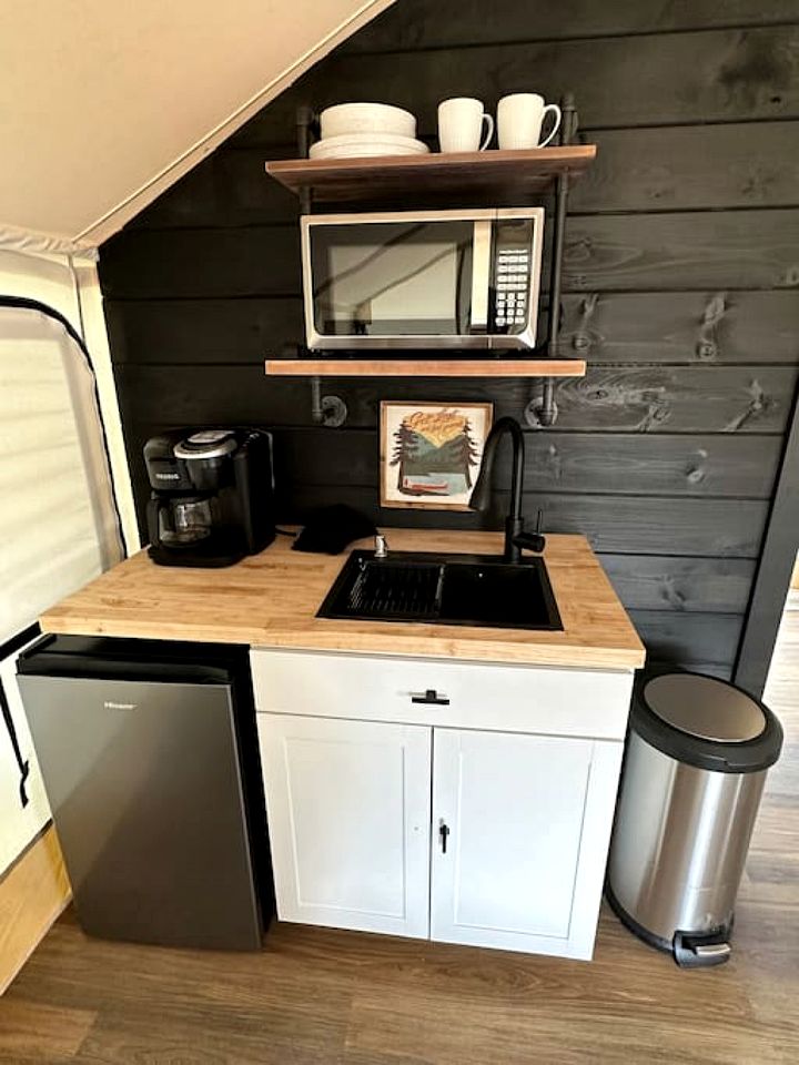 Amazing Safari Tent with Sauna, Fire Pit and Hot-tub in Cadiz, Kentucky