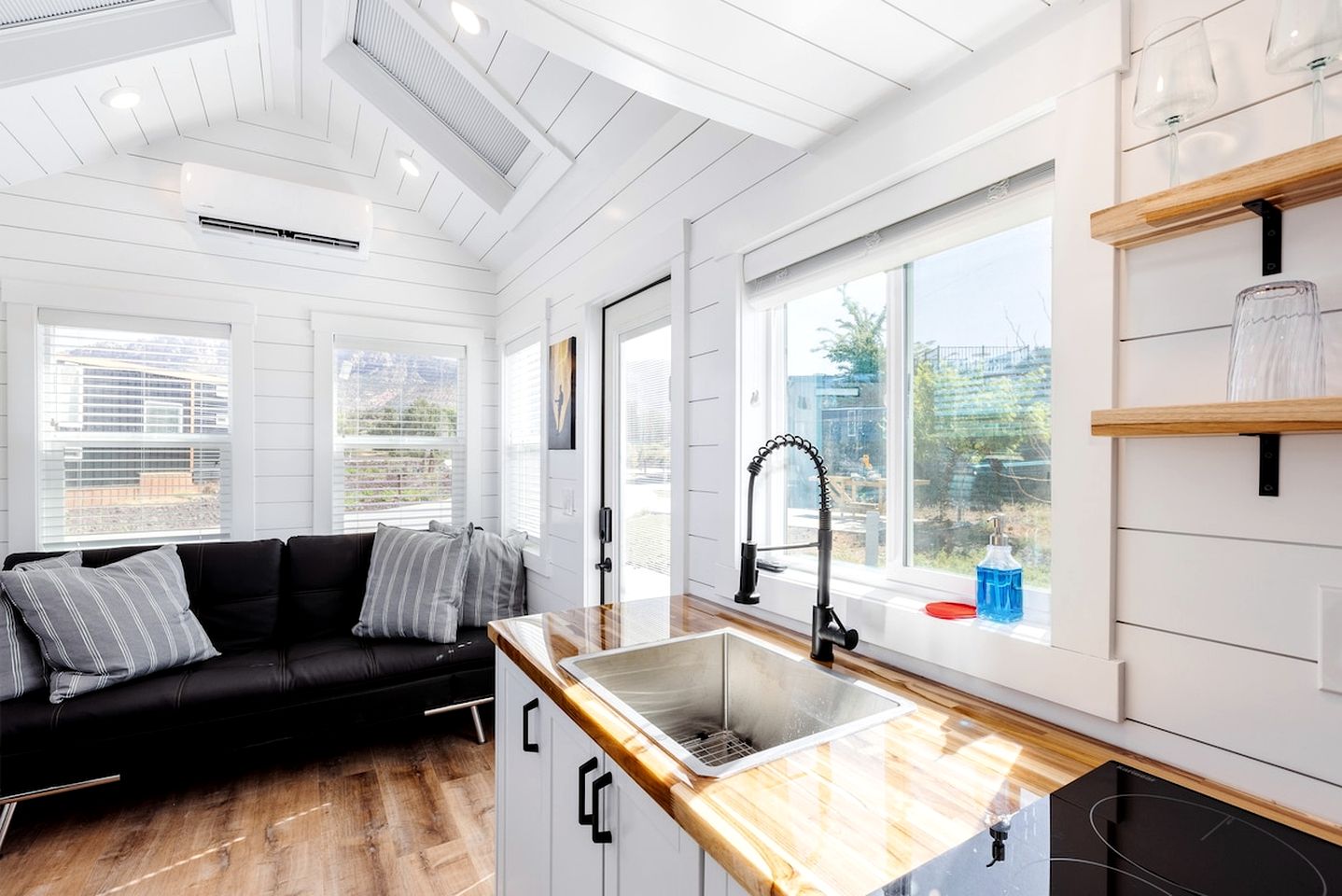 Wonderful Tiny House with Luxurious Interior in Apple Valley, Utah
