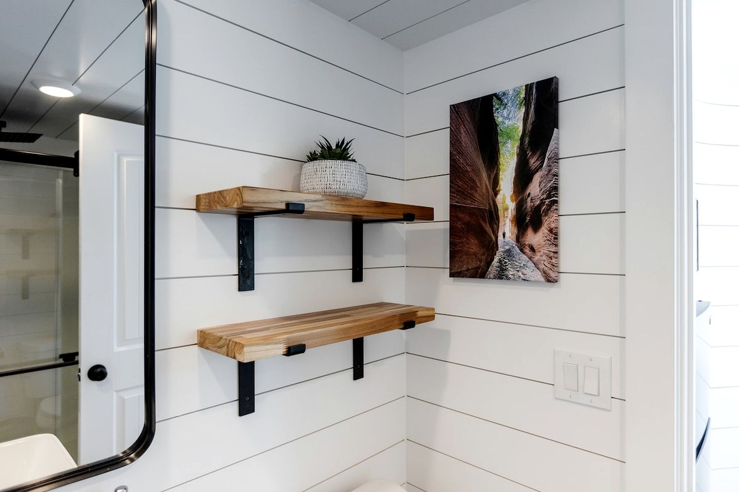 Wonderful Tiny House with Luxurious Interior in Apple Valley, Utah