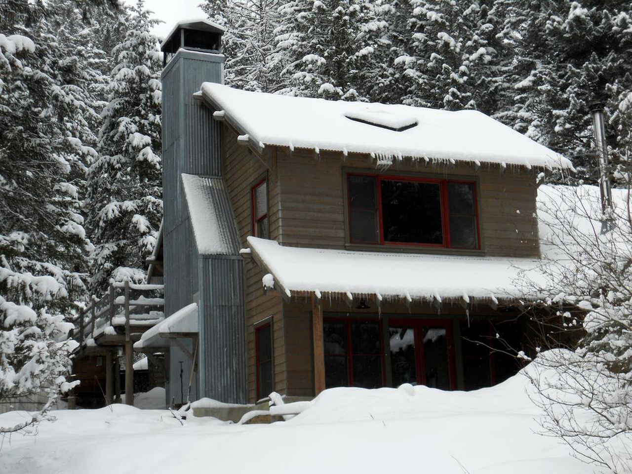 Immaculate Cabin Rental with a Hot Tub next to Lake Pend Oreille in Bonner County, Idaho