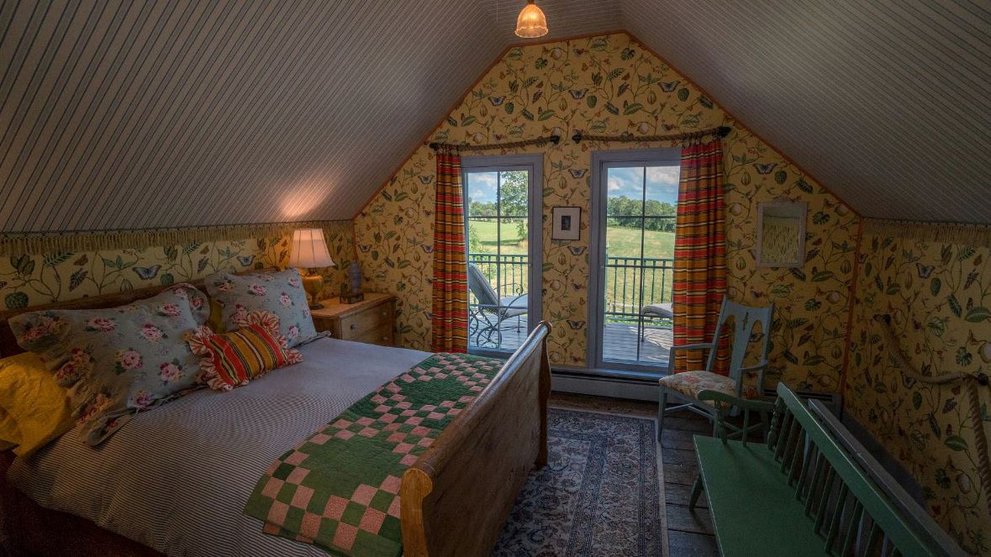 Charming Suite with Private Roof Deck near Ithaca, New York