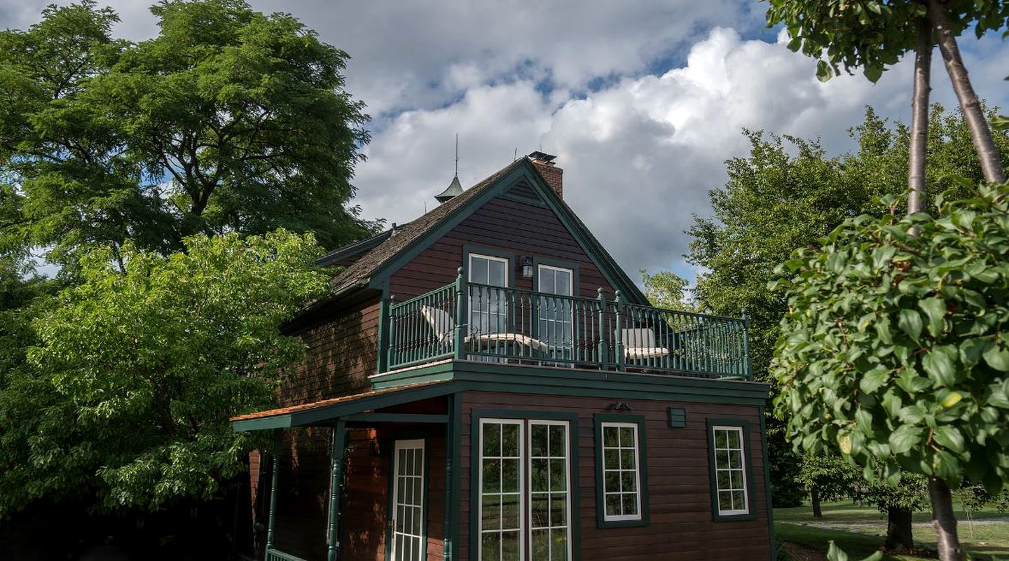 Charming Suite with Private Roof Deck near Ithaca, New York