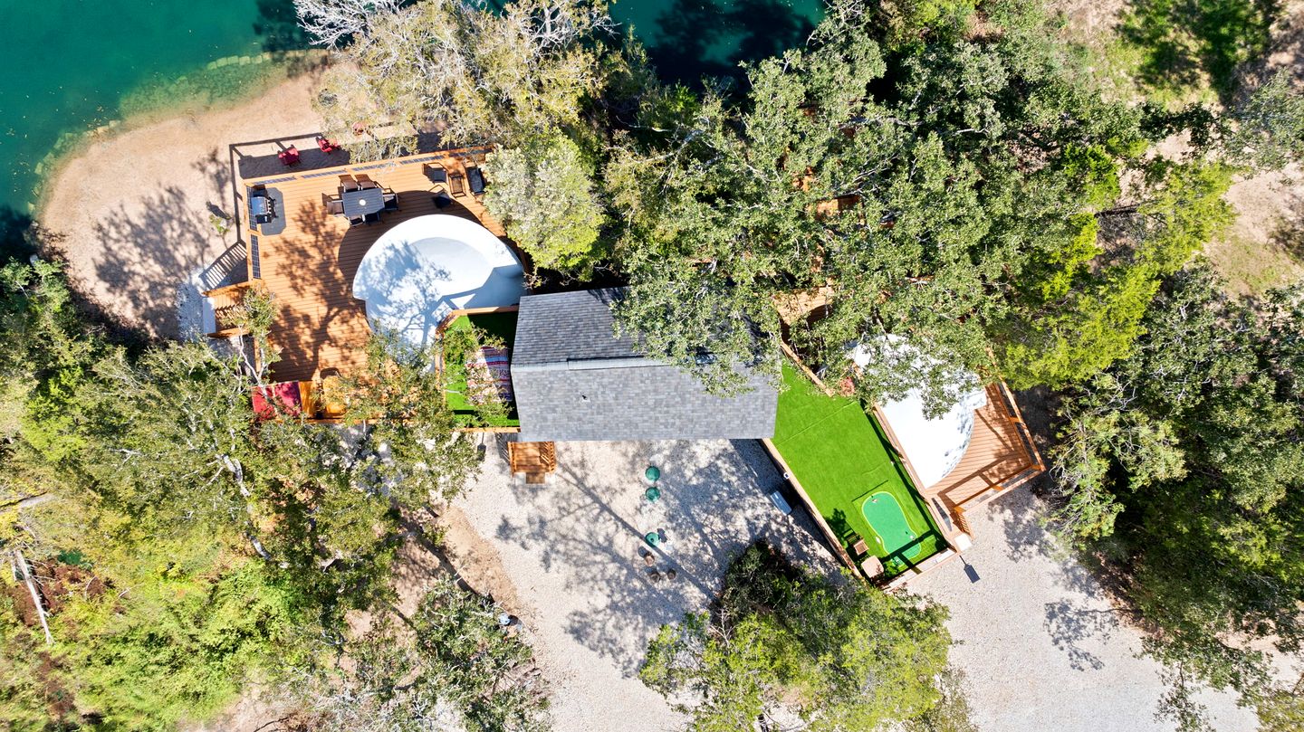 Outstanding Luxurious Dome with Mini Golf, Outdoor Bath, Sauna and Lake Views in Elgin, Texas