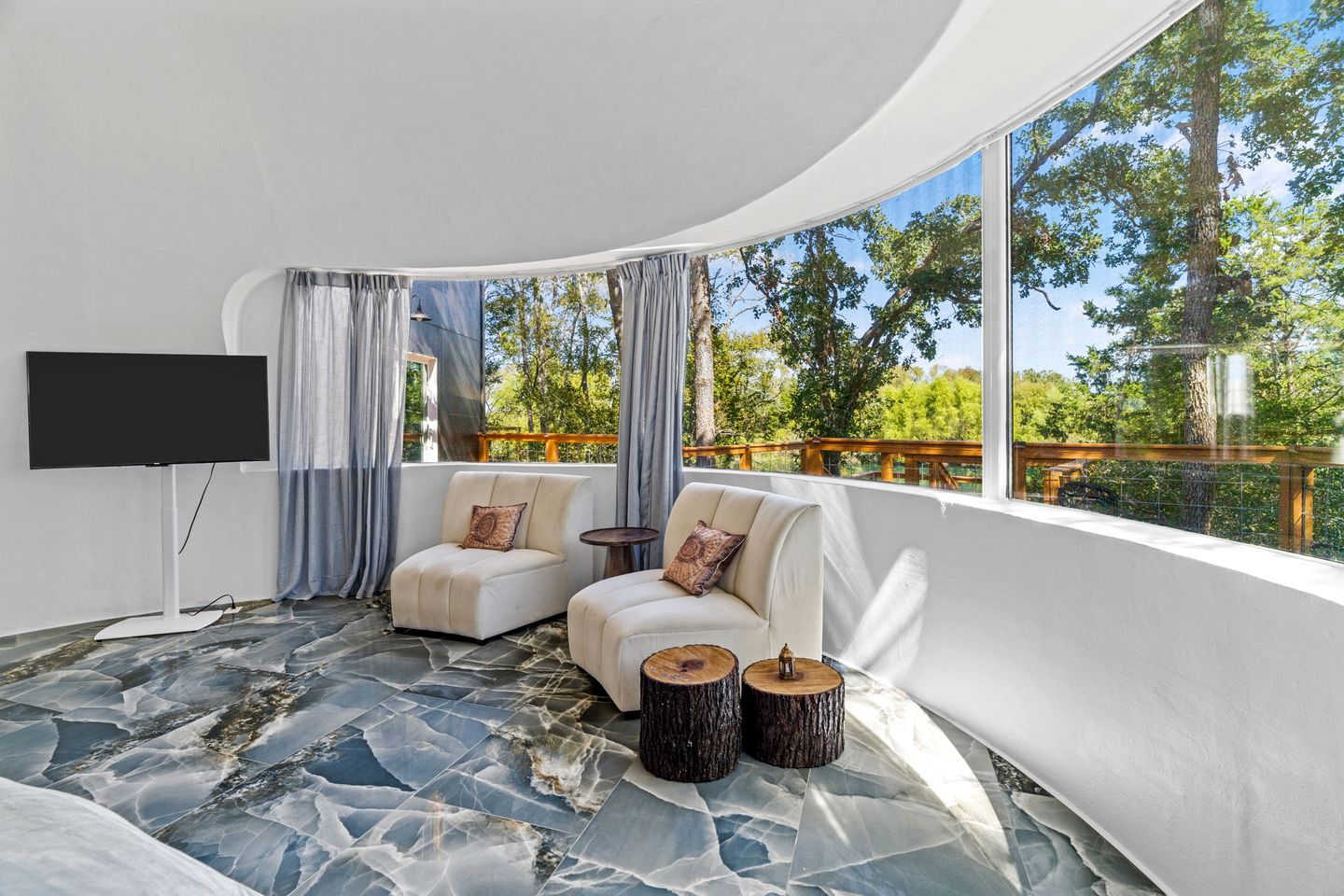 Outstanding Luxurious Dome with Mini Golf, Outdoor Bath, Sauna and Lake Views in Elgin, Texas