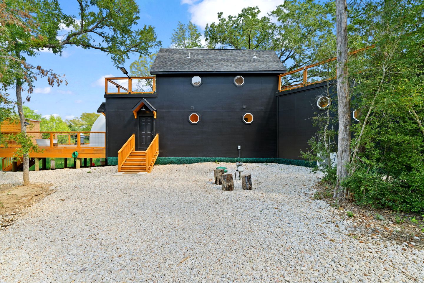Outstanding Luxurious Dome with Mini Golf, Outdoor Bath, Sauna and Lake Views in Elgin, Texas