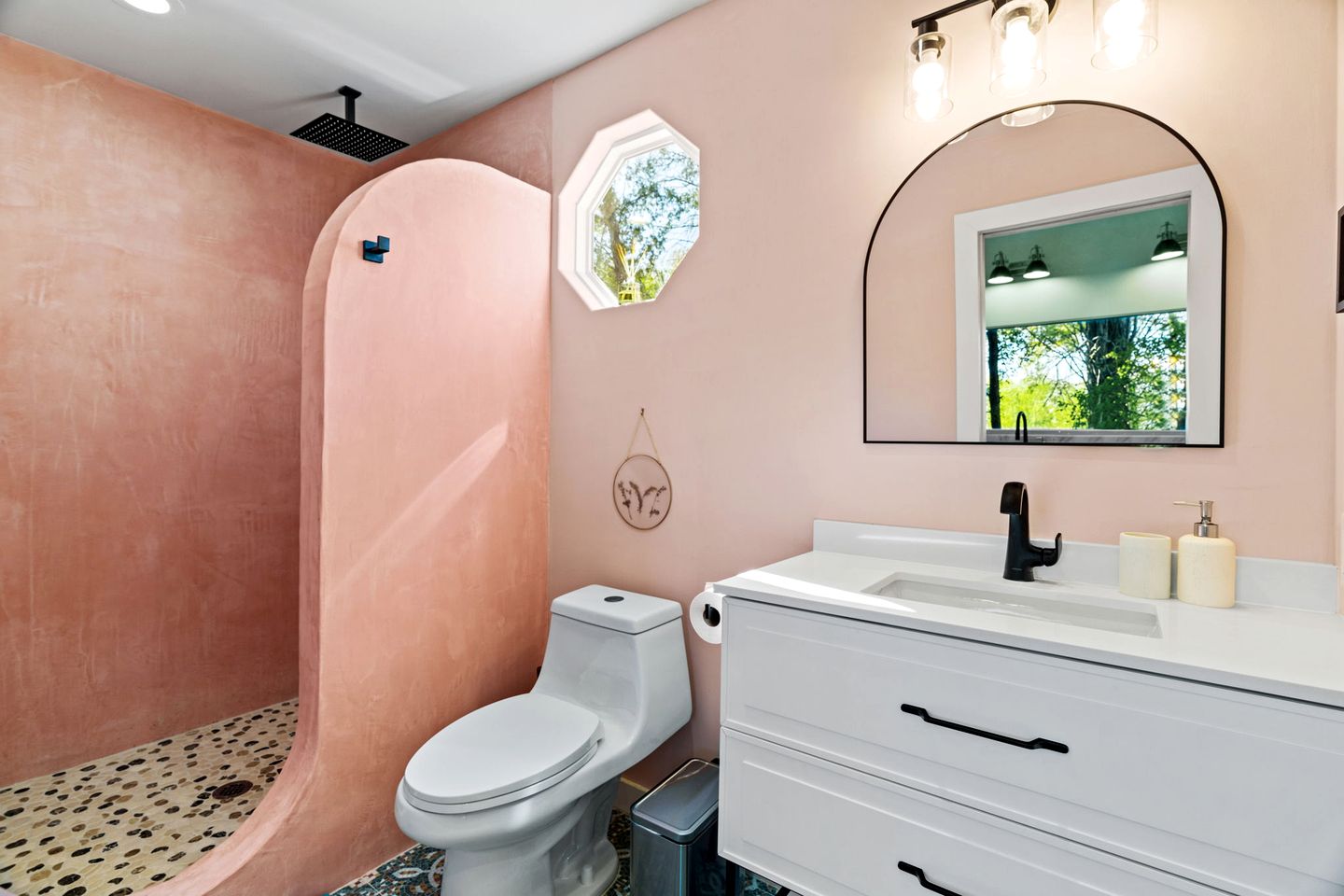 Outstanding Luxurious Dome with Mini Golf, Outdoor Bath, Sauna and Lake Views in Elgin, Texas