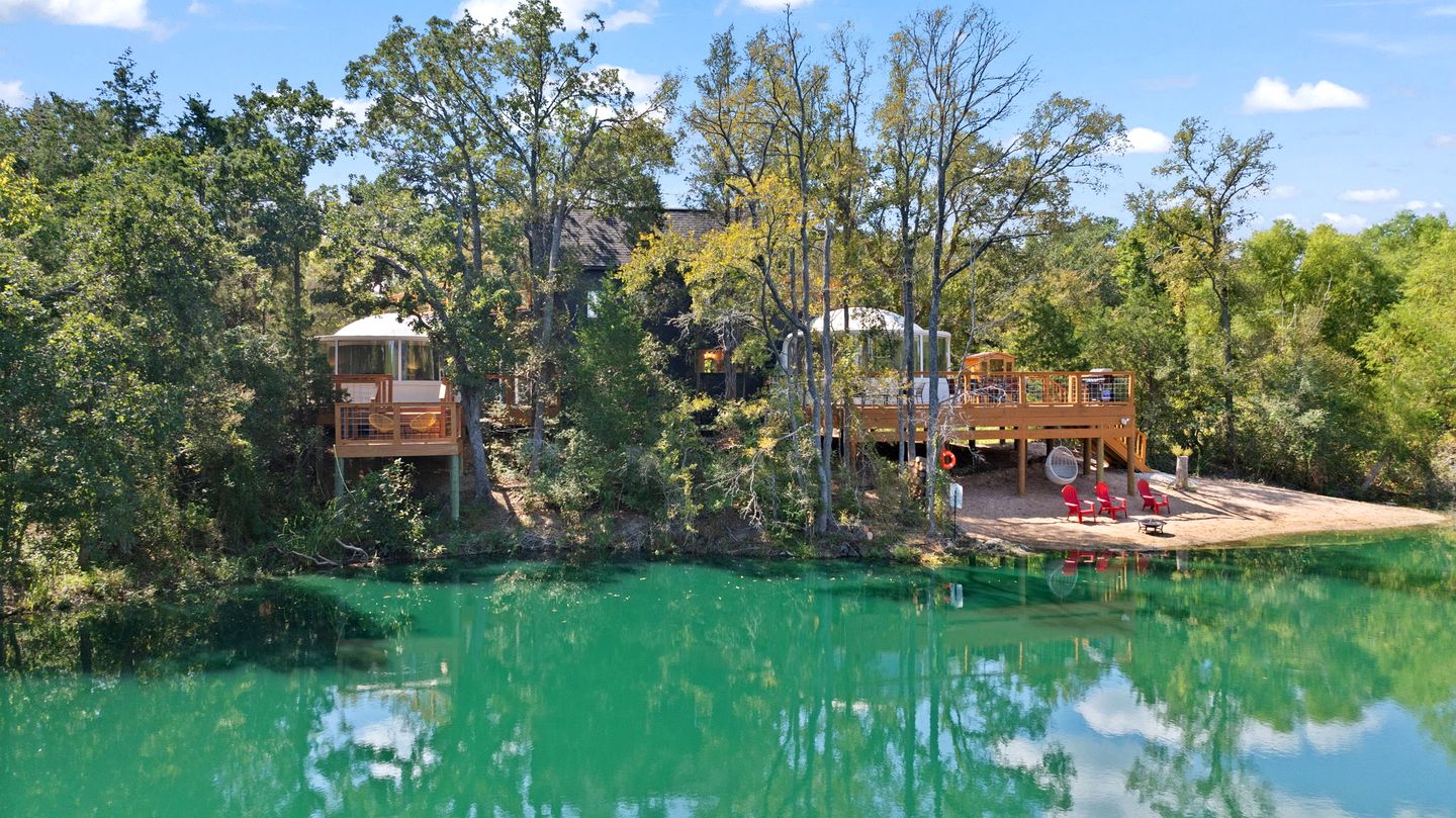 Outstanding Luxurious Dome with Mini Golf, Outdoor Bath, Sauna and Lake Views in Elgin, Texas