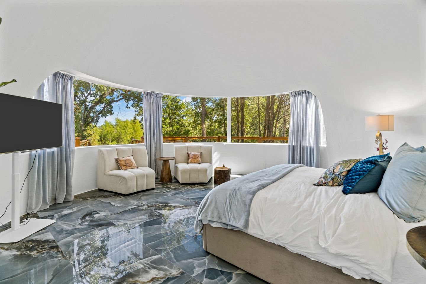 Outstanding Luxurious Dome with Mini Golf, Outdoor Bath, Sauna and Lake Views in Elgin, Texas