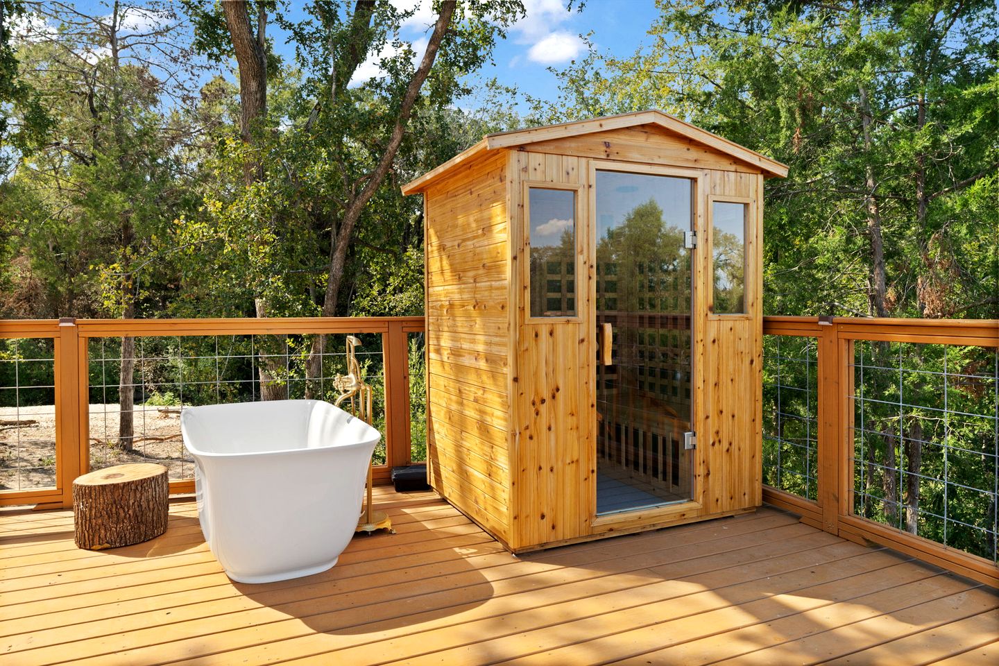 Outstanding Luxurious Dome with Mini Golf, Outdoor Bath, Sauna and Lake Views in Elgin, Texas