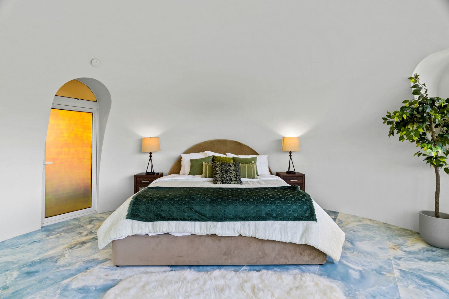 Outstanding Luxurious Dome with Mini Golf, Outdoor Bath, Sauna and Lake Views in Elgin, Texas