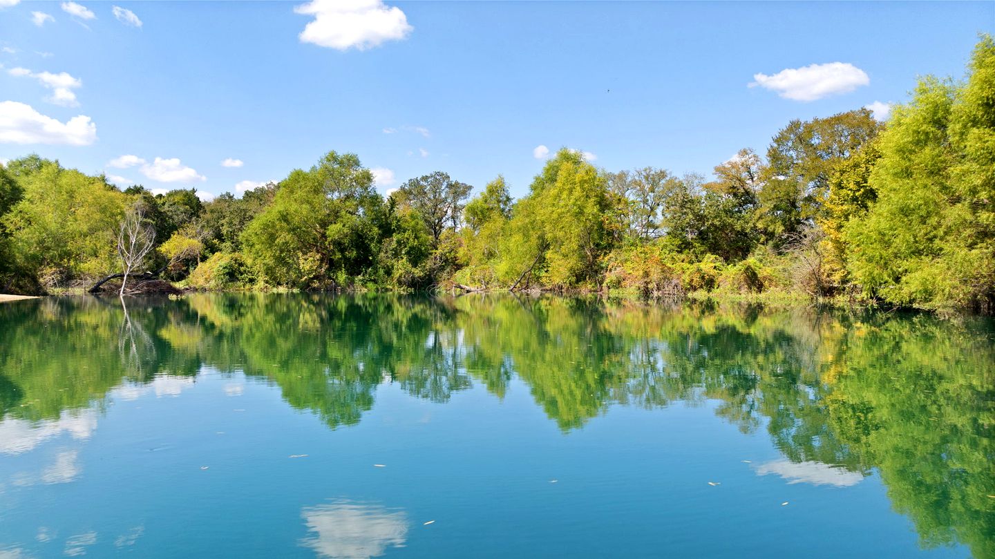 Outstanding Luxurious Dome with Mini Golf, Outdoor Bath, Sauna and Lake Views in Elgin, Texas